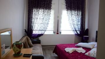 Quarto triplo standard, 1 cama Queen e sofá-cama, para não fumantes, vista para o vale | Vista do quarto