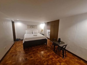 Habitación Deluxe | Decoración personalizada, muebles diferentes y wifi gratis 