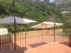 Escritorio, tabla de planchar con plancha y wifi gratis 