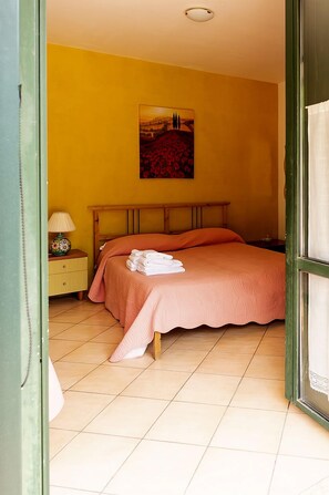 Escritorio, tabla de planchar con plancha y wifi gratis 