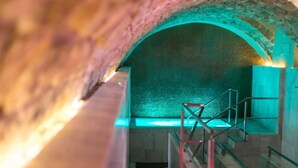 Um túnel arqueado com uma escadaria descendo.