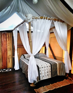 Comfort Tent, 1 Bedroom, Ensuite, River View (Glamping)