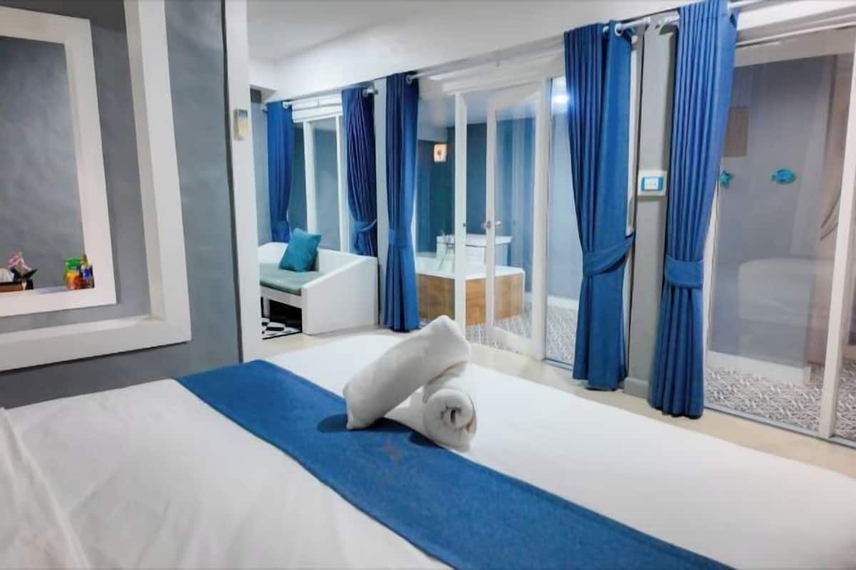 Premium bedding, in-room safe, desk, free WiFi