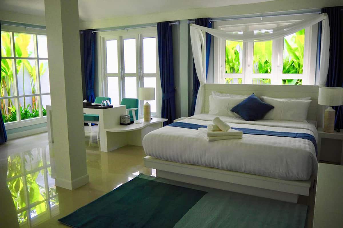 deluxe double room, 1 king bed | premium bedding, in-room safe, desk, free wifi