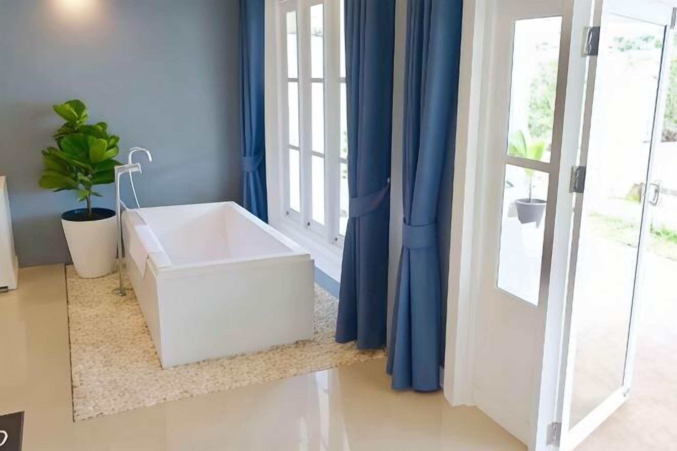 浴室 | 独立的浴缸和淋浴、深泡浴缸、免费洗浴用品、吹风机