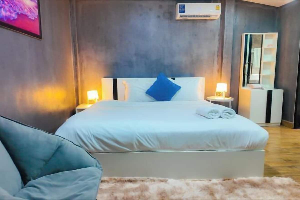 Premium bedding, in-room safe, desk, free WiFi
