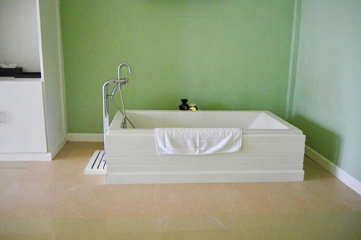 family quadruple room, multiple beds | deep-soaking bathtub