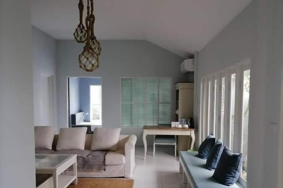 Living area | 32-inch flat-screen TV with satellite channels, TV
