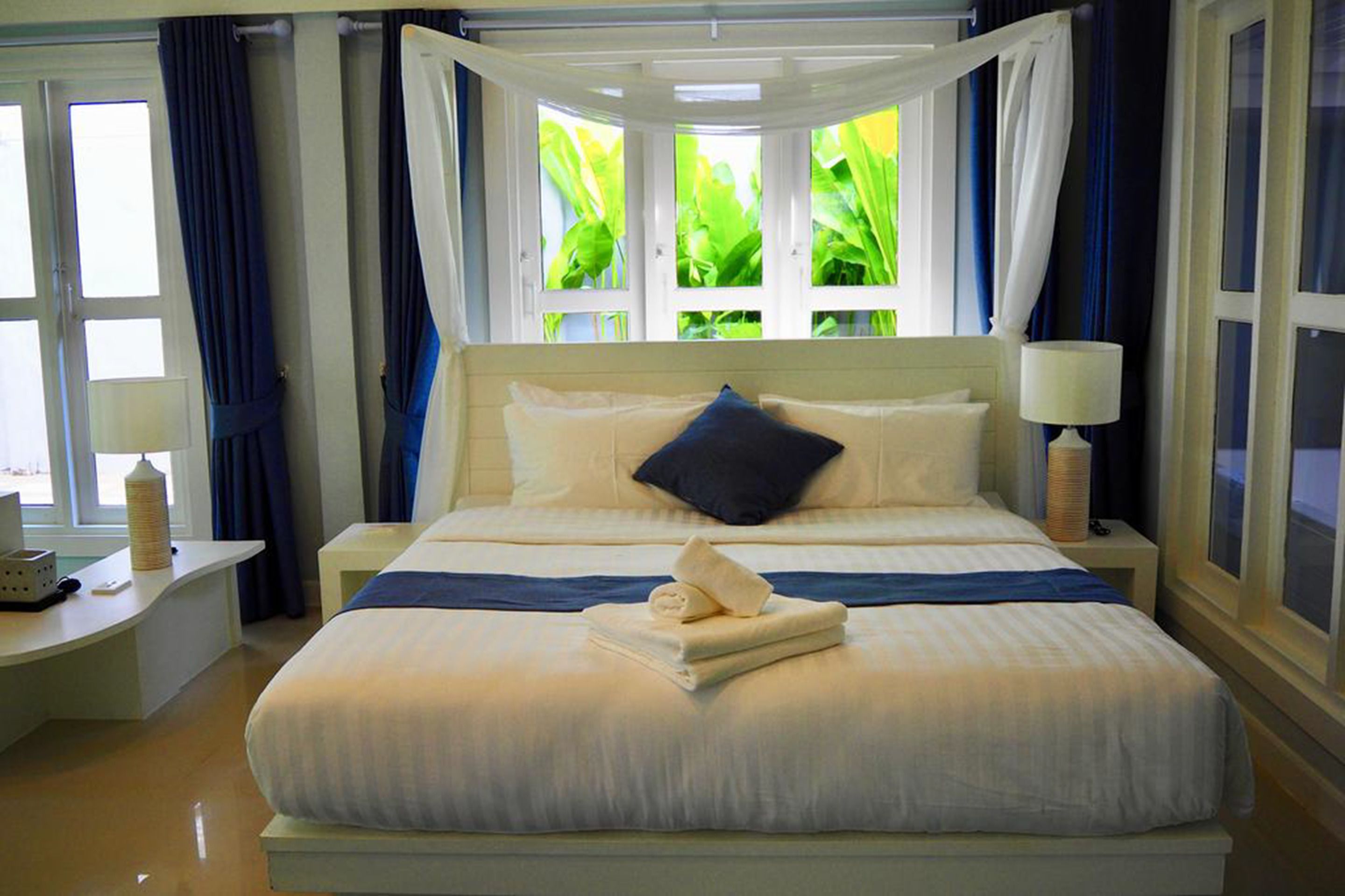 deluxe double room, 1 king bed | premium bedding, in-room safe, desk, free wifi