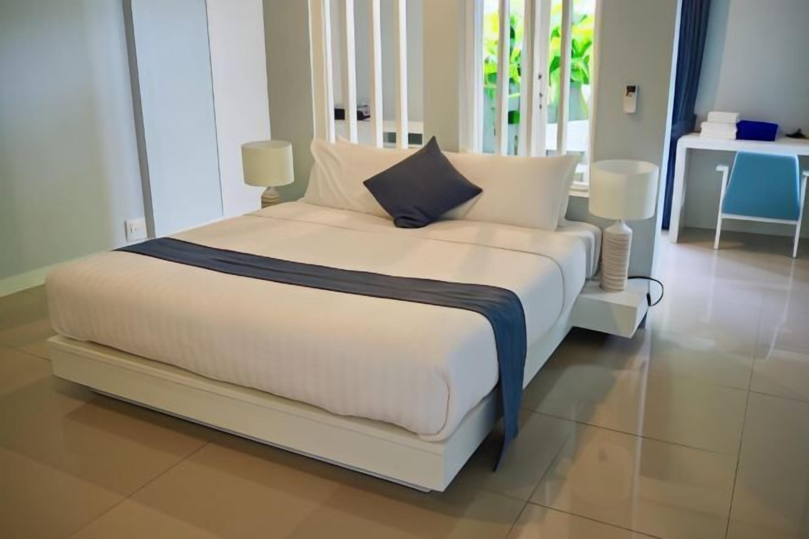 高档床上用品、客房内保险箱、办公桌、免费 WiFi