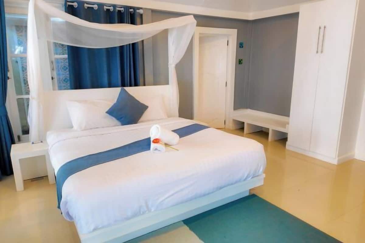 Premium bedding, in-room safe, desk, free WiFi