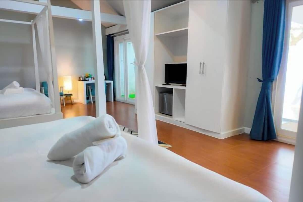 Premium bedding, in-room safe, desk, free WiFi