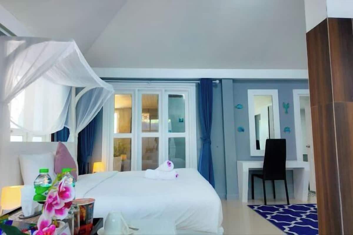 Premium bedding, in-room safe, desk, free WiFi