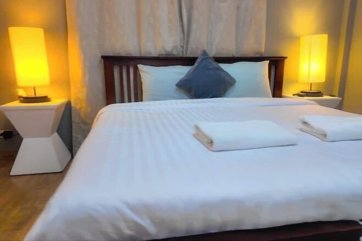 Premium bedding, in-room safe, desk, free WiFi