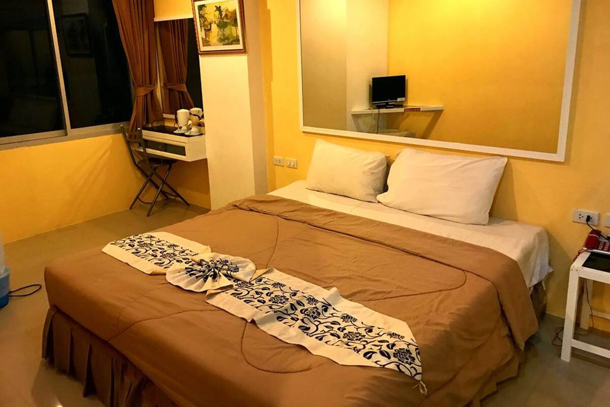 In-room safe, free WiFi, wheelchair access
