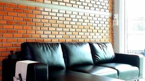 32-inch flat-screen TV with satellite channels, TV - Nithra Ratree Hotel (Kabin Buri)