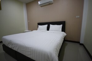 Deluxe Family Suite | Escritorio, camas extra, wifi gratis y ropa de cama 
