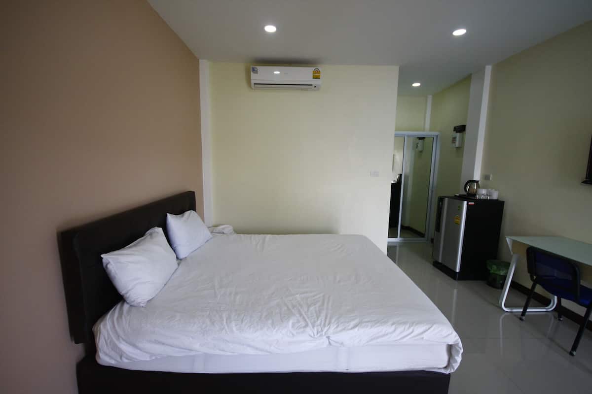Standard Double Room | Desk, rollaway beds, free WiFi, bed sheets