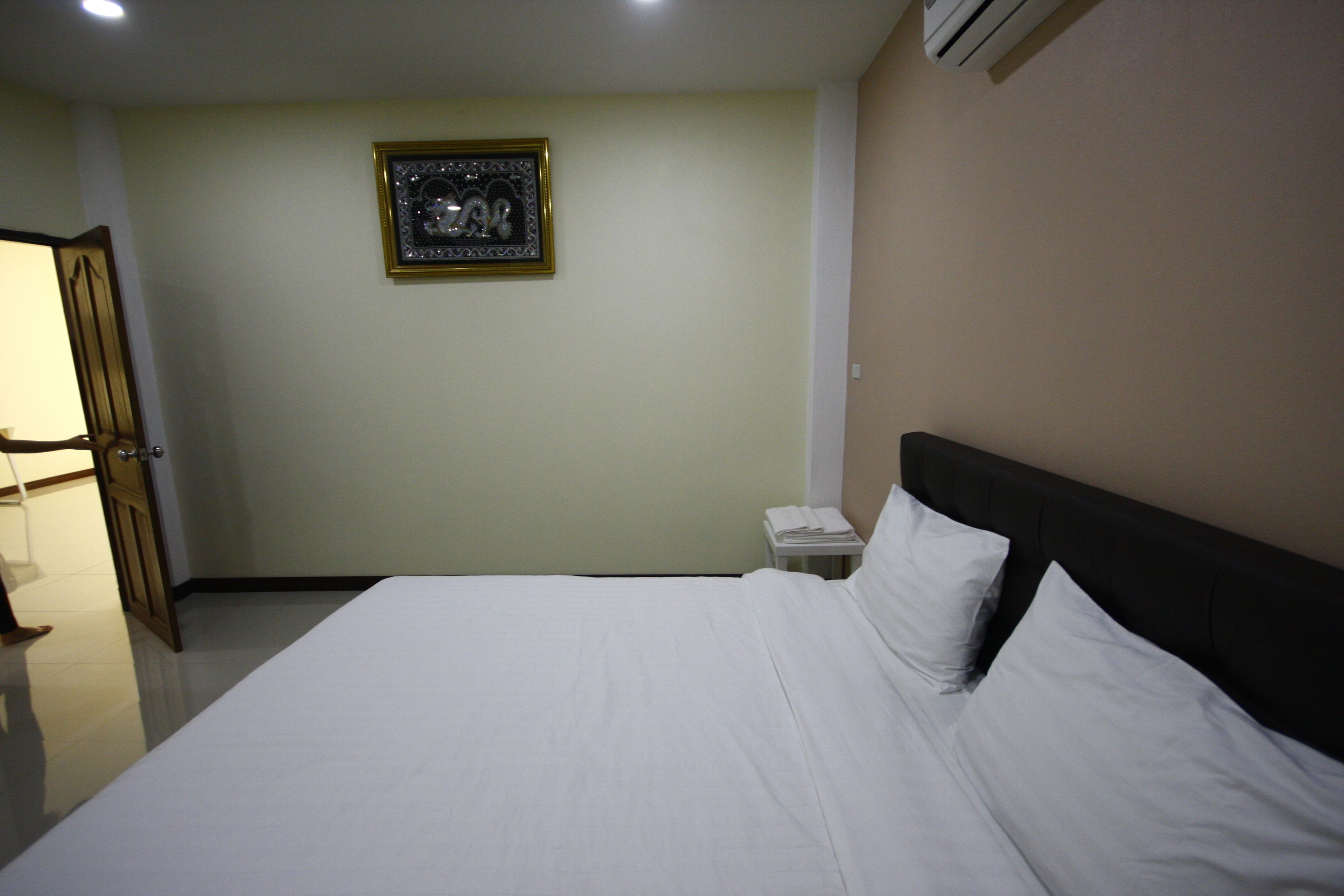 Deluxe Family Suite | Bathroom | Shower, free toiletries, bidet, towels