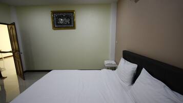 Deluxe Family Suite | Bathroom | Shower, free toiletries, bidet, towels