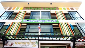 Ein Gebäude mit Schildern für eine Thai-Massage und eine Thai-Massage-Klinik.
