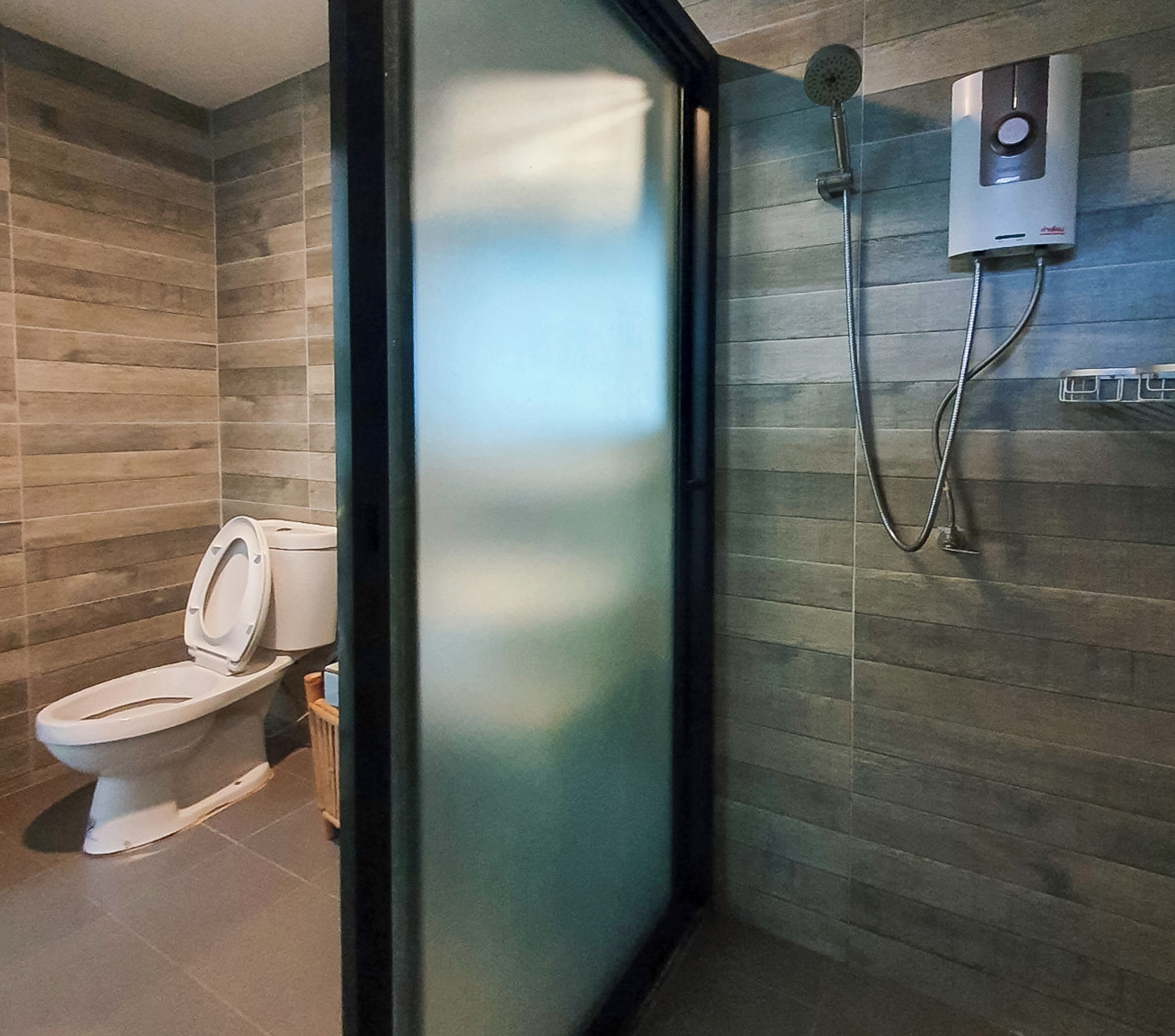 Shower, free toiletries, bidet, towels