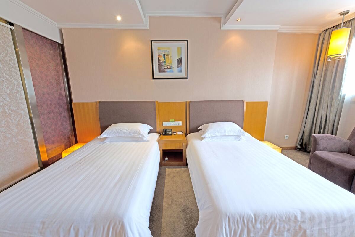 Business Twin Room | In-room safe, desk, blackout curtains, free WiFi