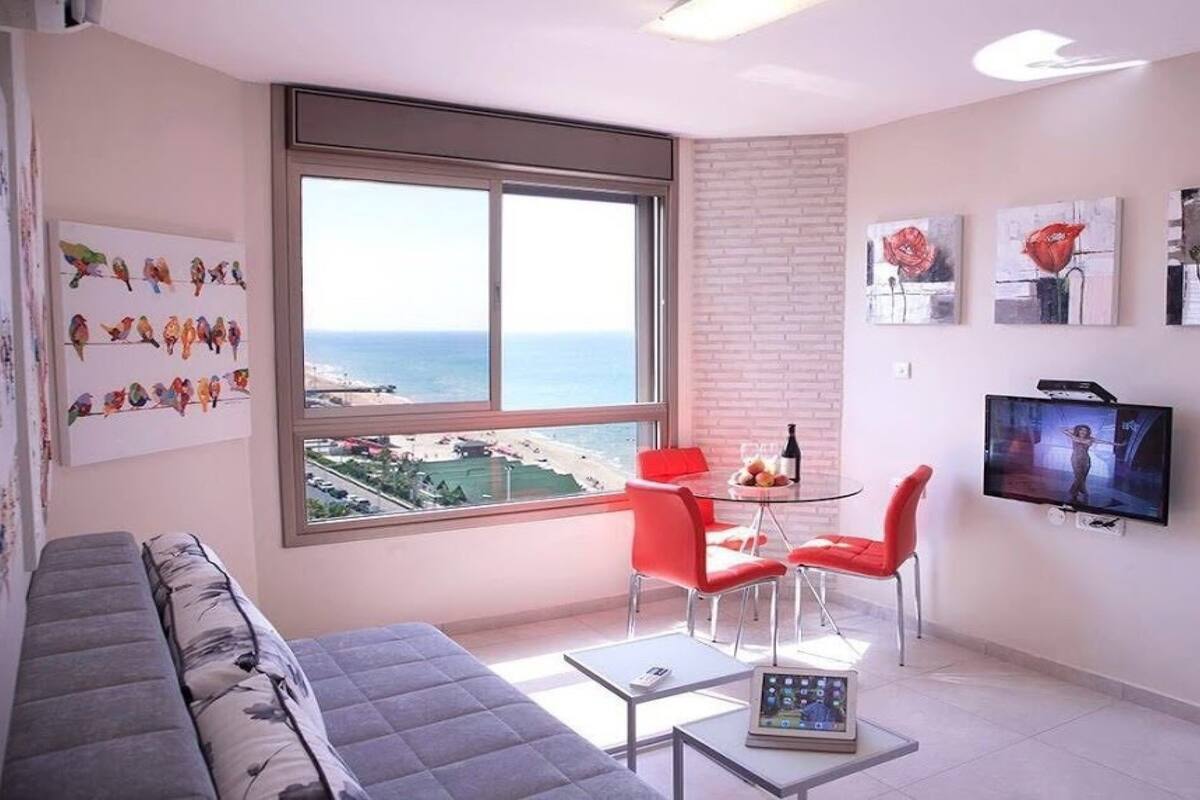 Studio Suite | Ruang keluarga | TV layar datar