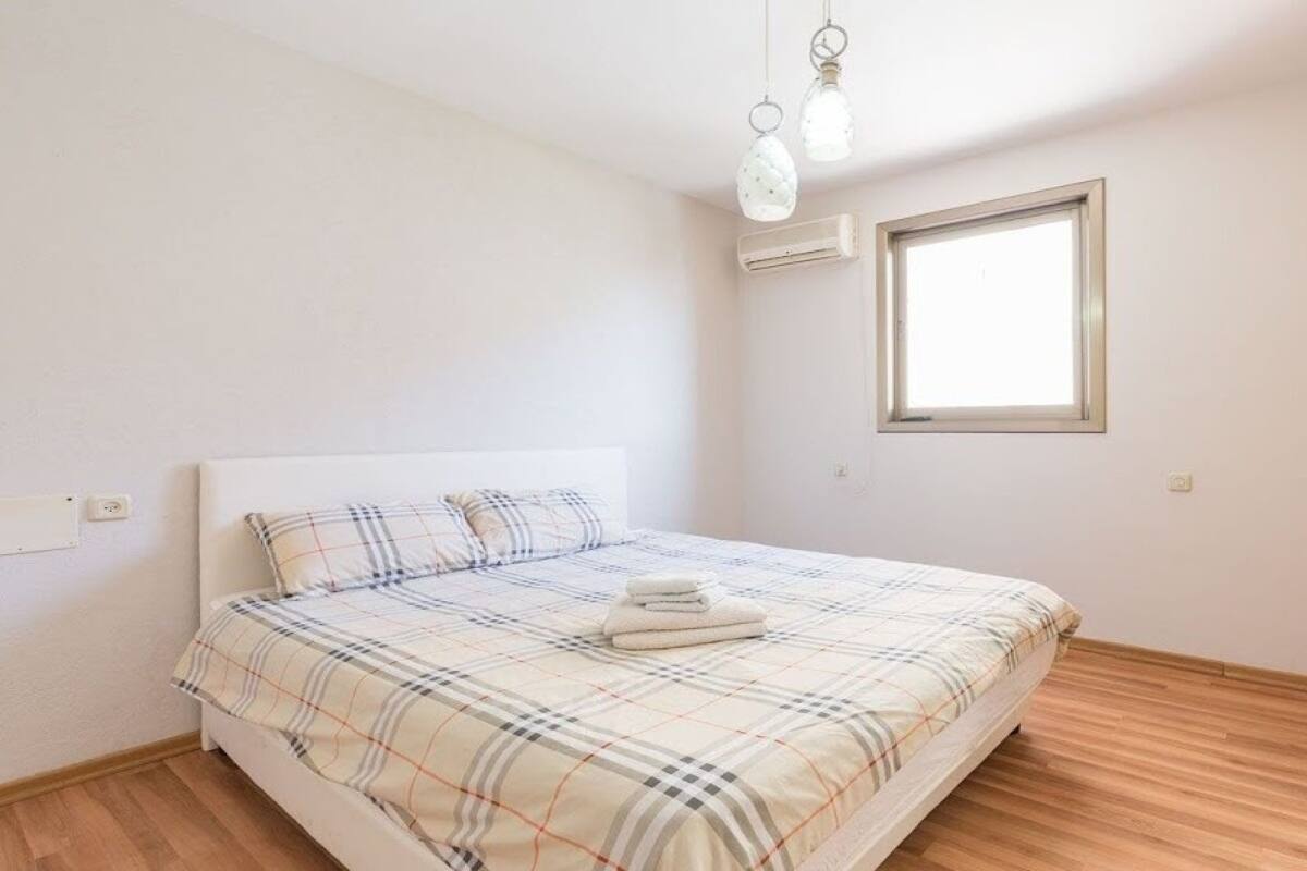 Apartemen Keluarga, 2 kamar tidur | Meja kerja, setrika/meja setrika, dan Wi-Fi gratis