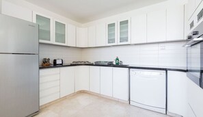 Appartement Familial, 2 chambres | Cuisine privée | Grand réfrigérateur, micro-ondes, plaque de cuisson