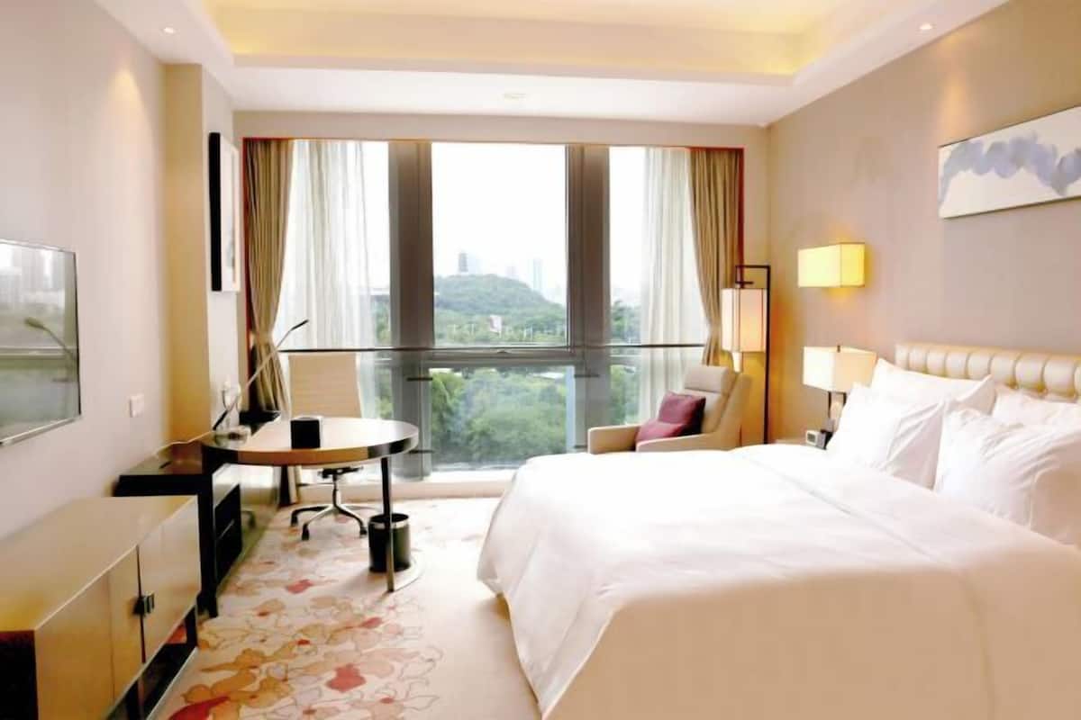 1 bedroom, premium bedding, in-room safe, desk