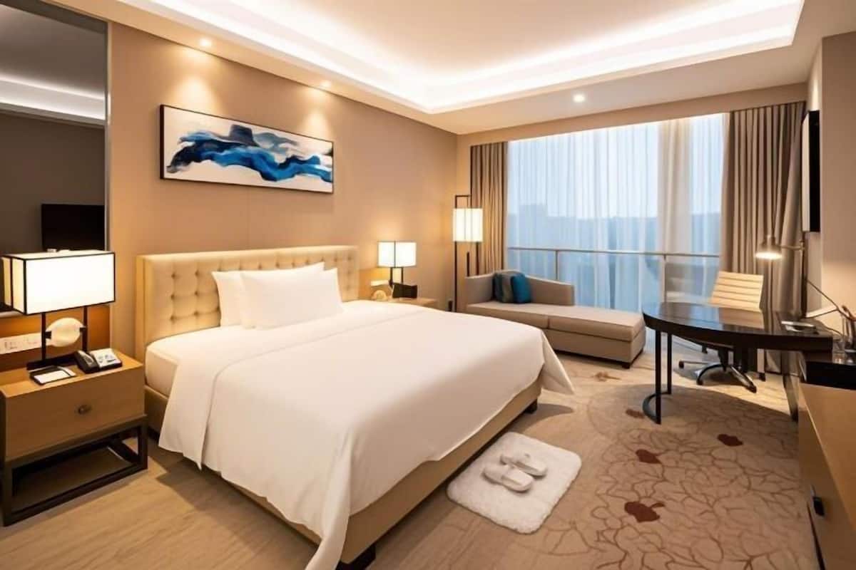 1 bedroom, premium bedding, in-room safe, desk