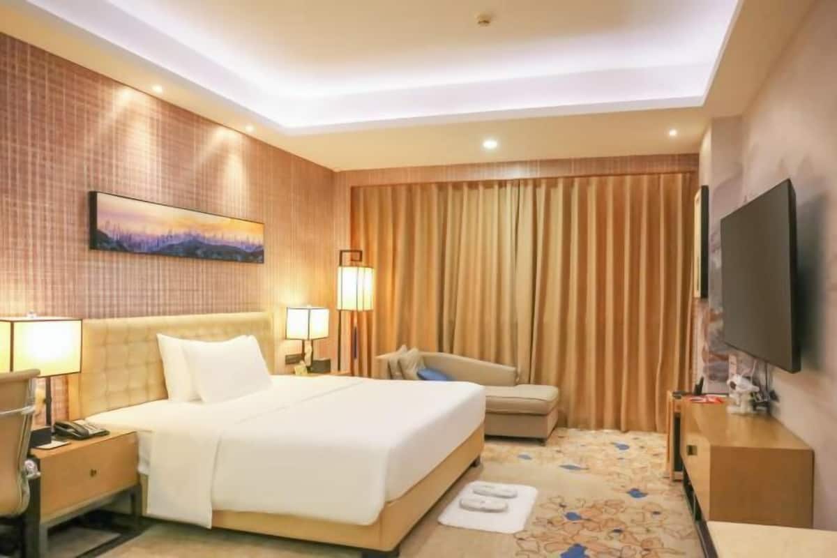 1 bedroom, premium bedding, in-room safe, desk