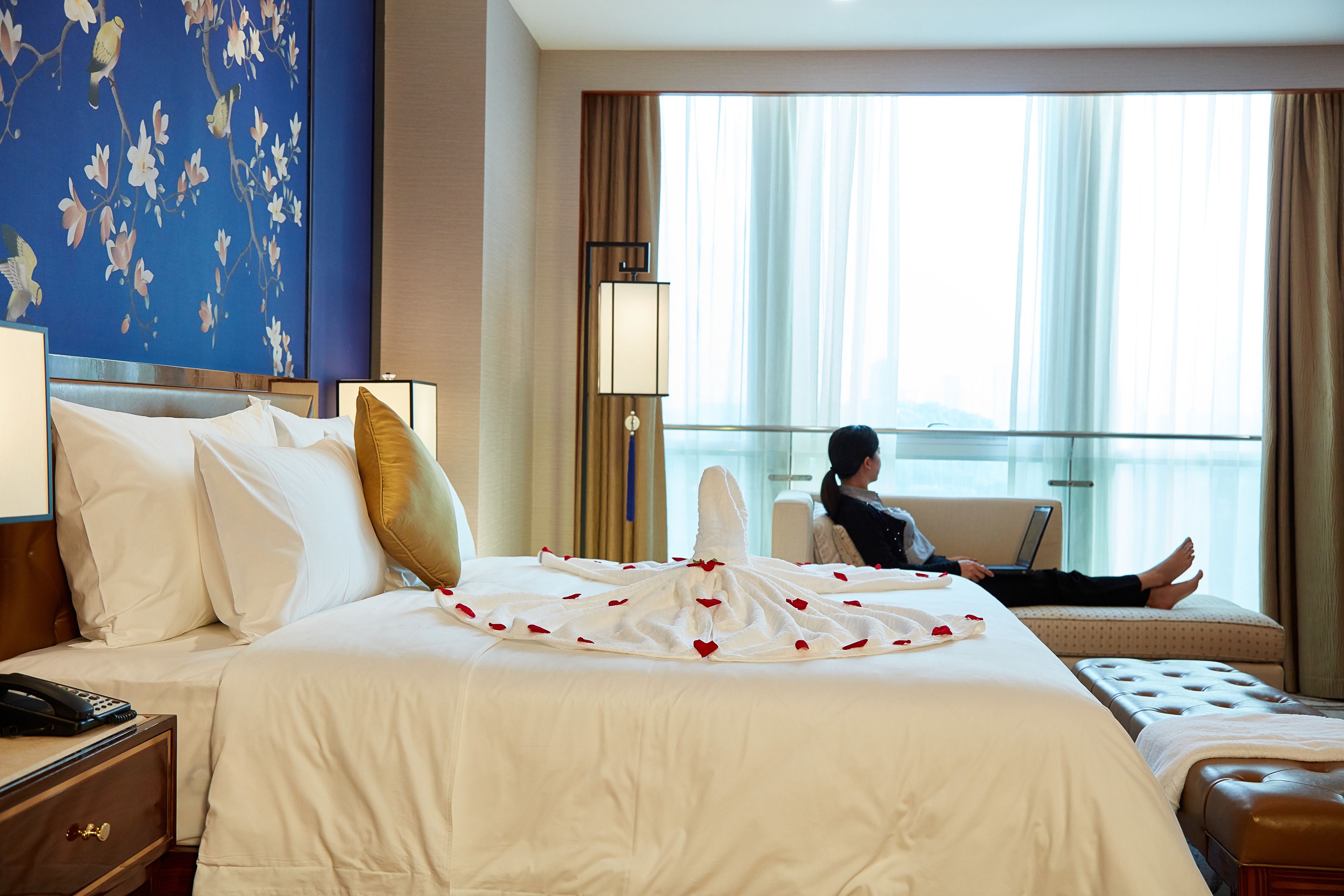 أغطية فراش متميزة وخزنة داخل الغرفة ومكتب وستائر تعتيم