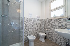 Double Room | Bathroom | Shower, rainfall showerhead, free toiletries, hair dryer - Cavour Rooms (Syracuse)