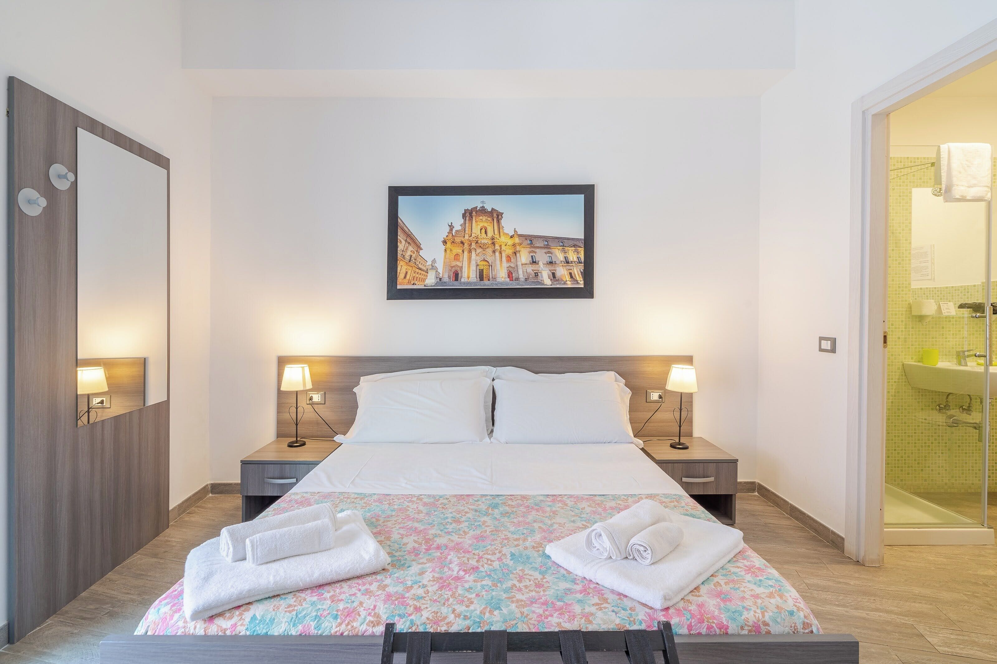 Tweepersoonskamer | Een bureau, gratis wifi, beddengoed