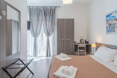 Double Room | Desk, free WiFi, bed sheets