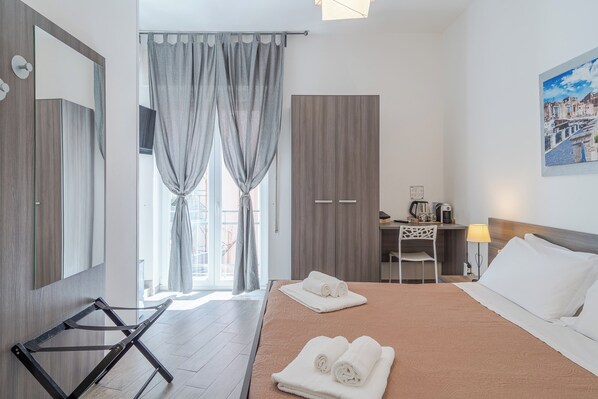 Chambre double | Bureau, accĂšs au Wi-Fi (inclus), literie fournie