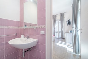 Kamar Double | Kamar mandi | Shower, pancuran hujan, perlengkapan mandi gratis, dan pengering rambut