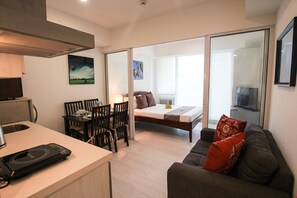 Deluxe-Apartment, 1 Schlafzimmer, Küche, Poolblick | Kostenloses WLAN, Bettwäsche