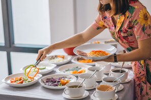 Tägliches großes Frühstück (8 USD pro Person)