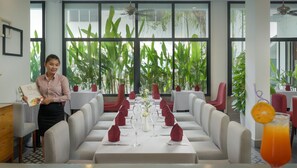 Petit déjeuner, déjeuner et dîner servis sur place