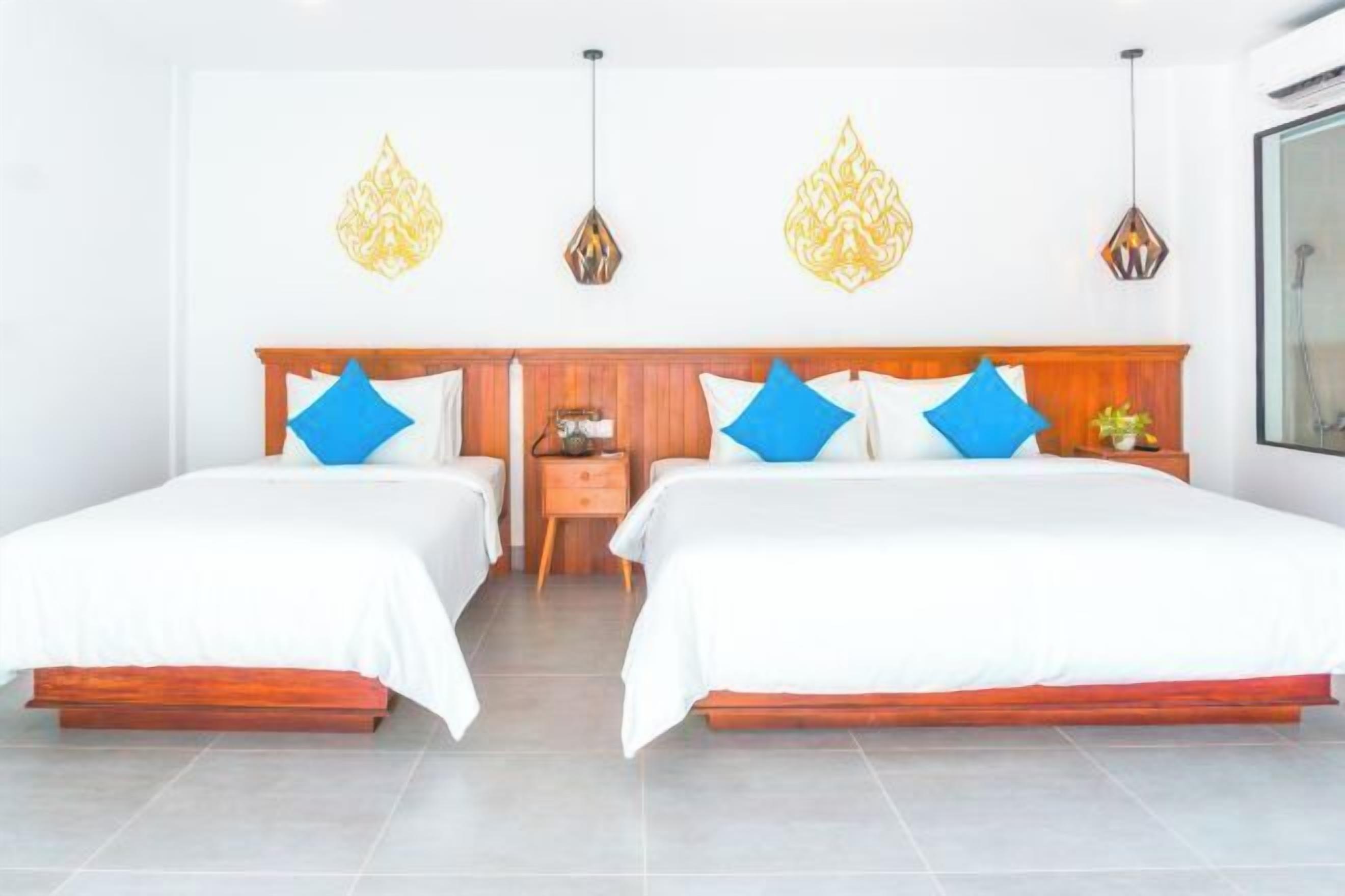 1 bedroom, Egyptian cotton sheets, premium bedding, down comforters