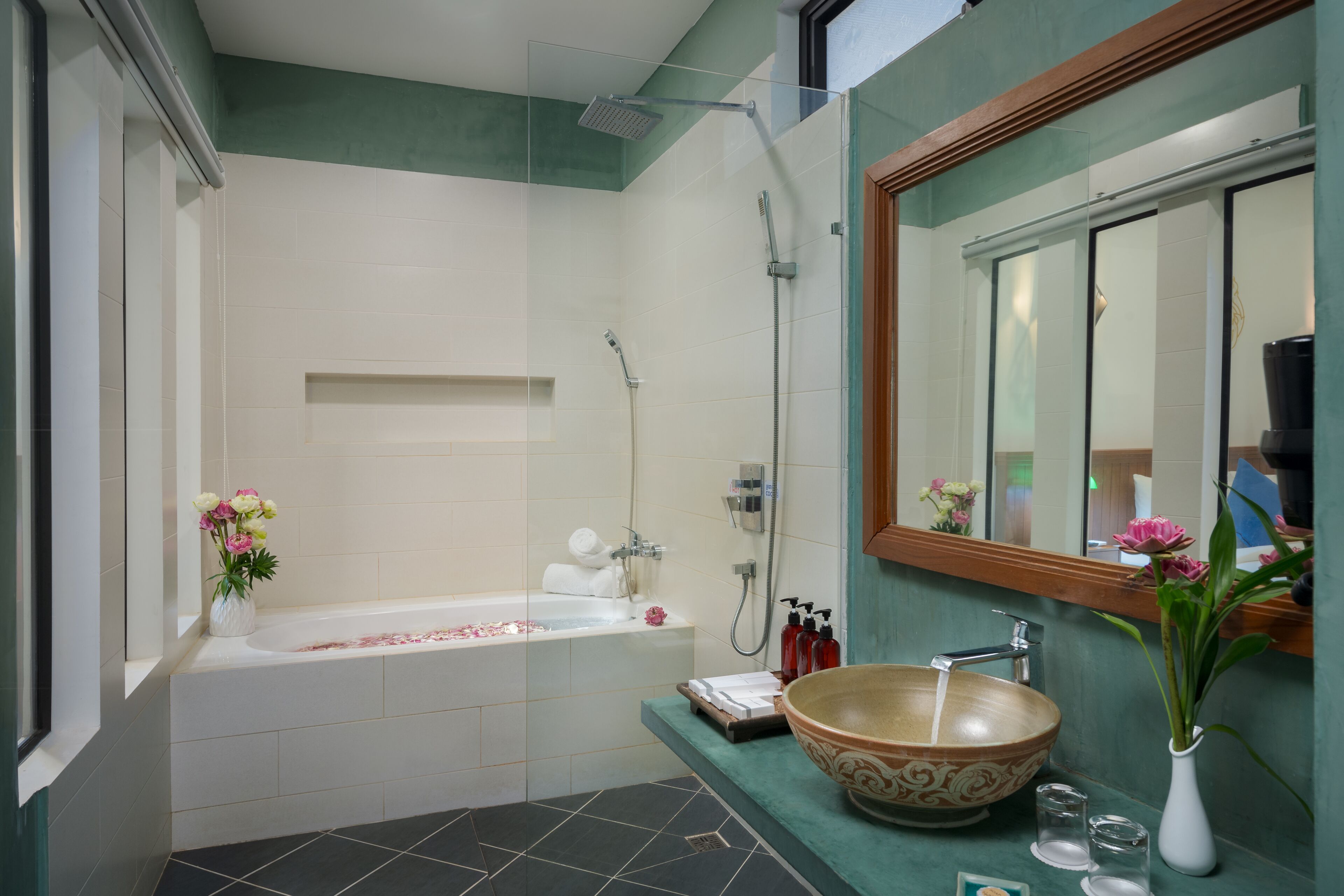 classic room king | bathroom | free toiletries, hair dryer, slippers, towels