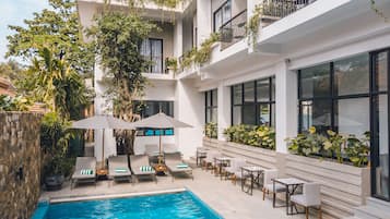 Kolam renang outdoor, dengan payung kolam renang dan kursi berjemur