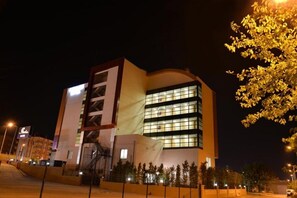 Fassade der Unterkunft – Abend/Nacht