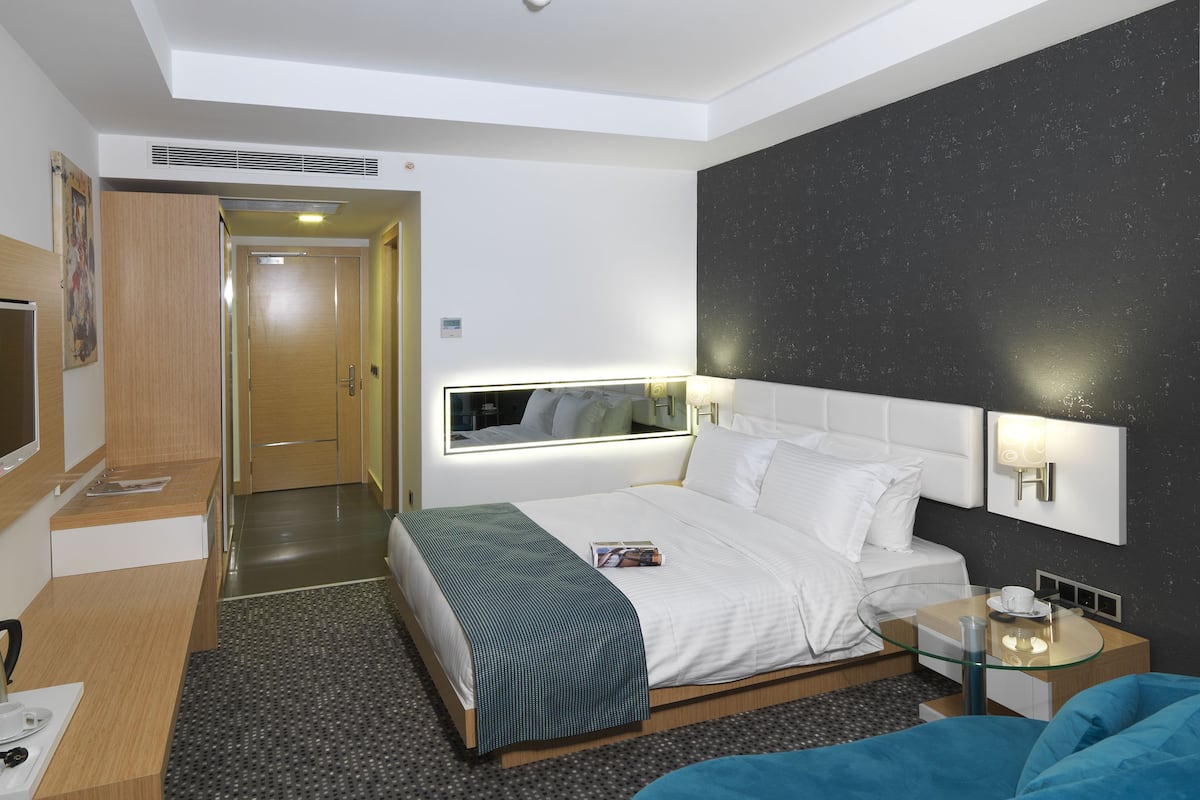 premium bedding, minibar, in-room safe, desk