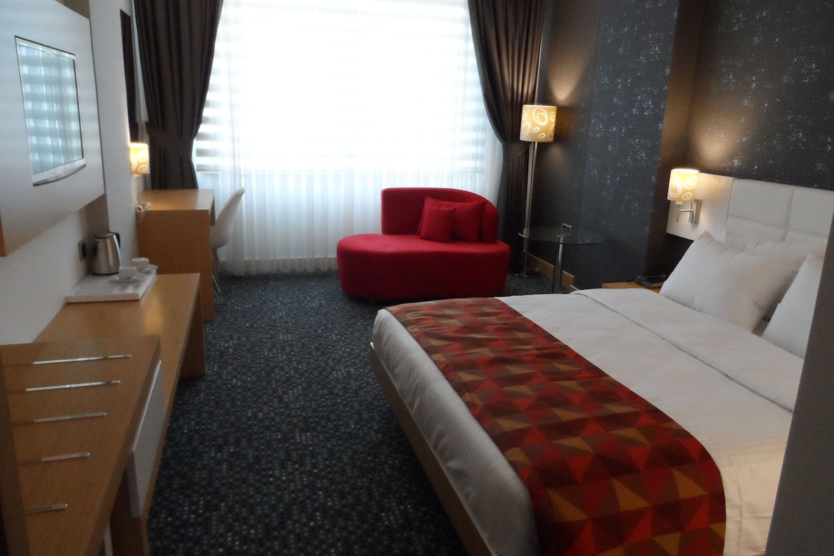 premium bedding, minibar, in-room safe, desk