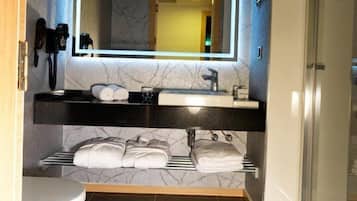 Douche, articles de toilette gratuits, chaussons, serviettes fournies
