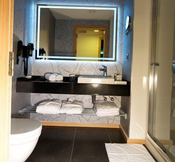 Regadera, amenidades de baño gratuitas, pantuflas, toallas